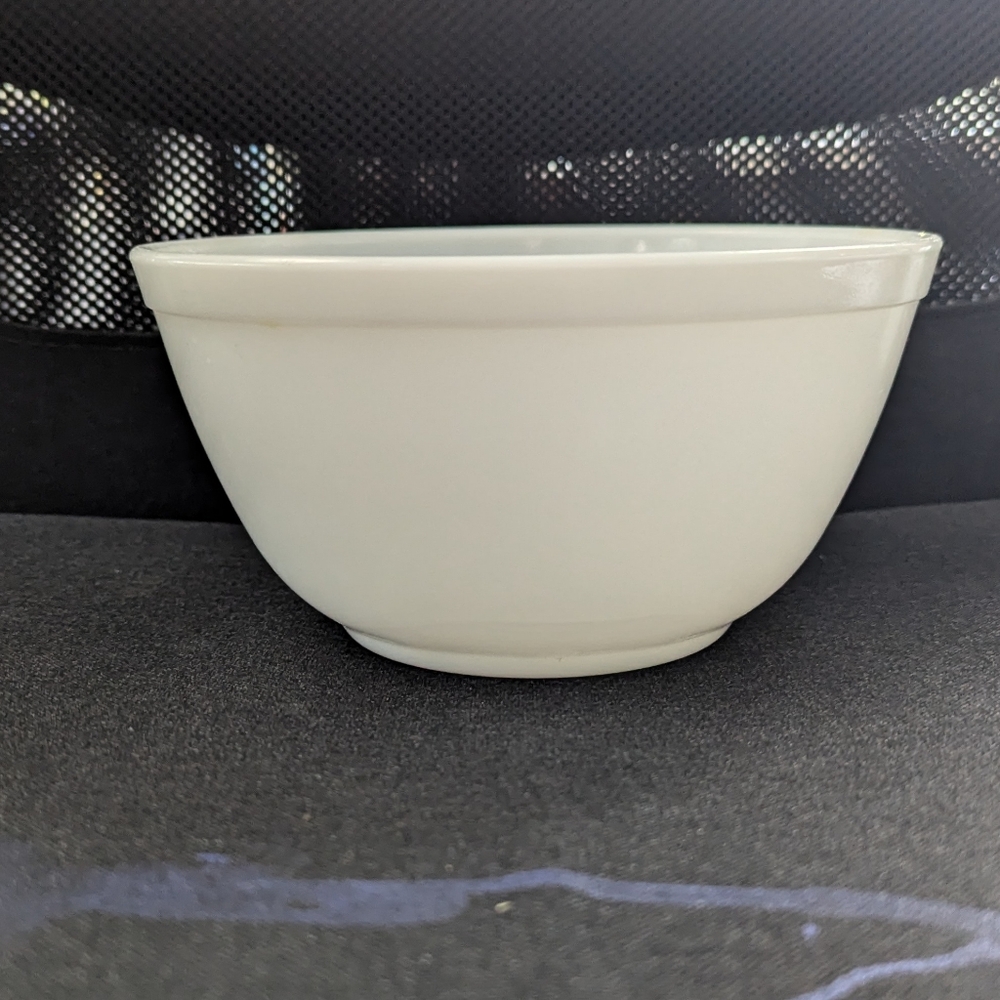 PYREX Vintage 402 Mixing Bowl Opal White